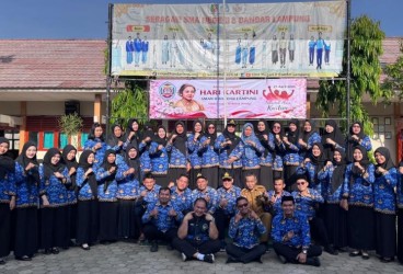 Hari Kartini (Foto Bersama Guru & Kepala Sekolah)